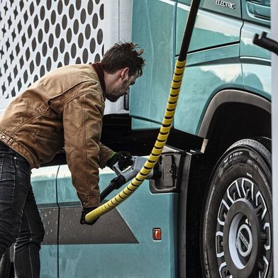 Elektrisch angetriebene Lkw liegen aktuell bei den Betriebskosten vorn. Wichtig ist jetzt, dass die Infrastruktur dem steigenden Absatz standhält. (Bild: Volvo Trucks)