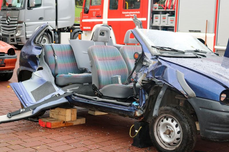 ... zerlegte die Freiwillige Feuerwehr Hohenroda ein Unfallfahrzeug und demonstrierte, wie sie verletzte Personen im Notfall befreit. (Bild: Andrea Müller/Kaputt GmbH)