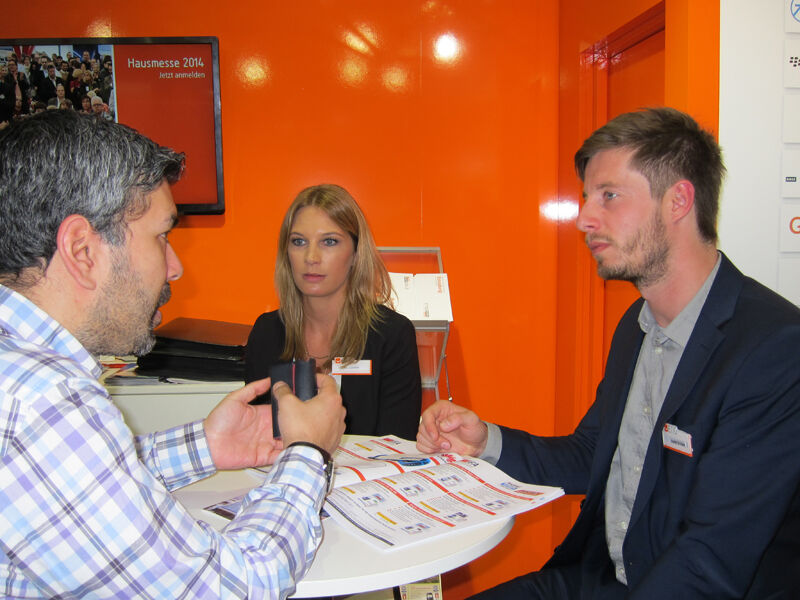 Ina Scholten und Andre Schöne, Eno, im Kundengespräch (Bild: IT-BUSINESS)