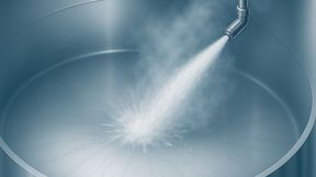 In der Lebensmittel- und Getränkeindustrie verbessert Heißwasser die Reinigungsleistung und reduziert Keime wirksam. (Bild: GPT Image Editor / KI-generiert)