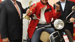 ZDK-Vorstand Manfred Steinbrecher (li.) und ZDK-Pressesprecher Ulrich Köster (re.) übergeben Christian Schnier einen brandneuen Motorroller. (Archiv: Vogel Business Media)