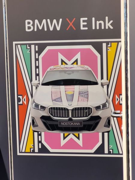 Der BMW iX Flow featuring E Ink demonstrierte Potenzial für die Individualisierung im Bereich des Exterieurdesigns. (Bild: Stefanie Eckardt)