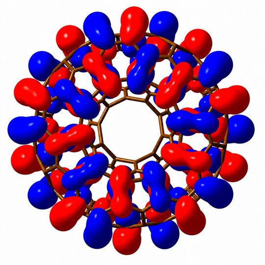 Das ist ein winziges donutartiges Kohlenstoffmolekül. Es entwickelt unter elektrischer Spannung stabile toroidale Momente, auf die sich die Welt des Quantencomputings freuen dürfte, wie Forscher der Martin-Luther-Universität Halle-Wittenberg glauben ...(Bild:  MLU)