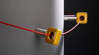 Die Umlenkrolle Multiflex 4R von Steute macht’s möglich: Im Notfall lassen sich Seilzüge damit auch „um die Kurve“ betätigen. (Bild: Steute)