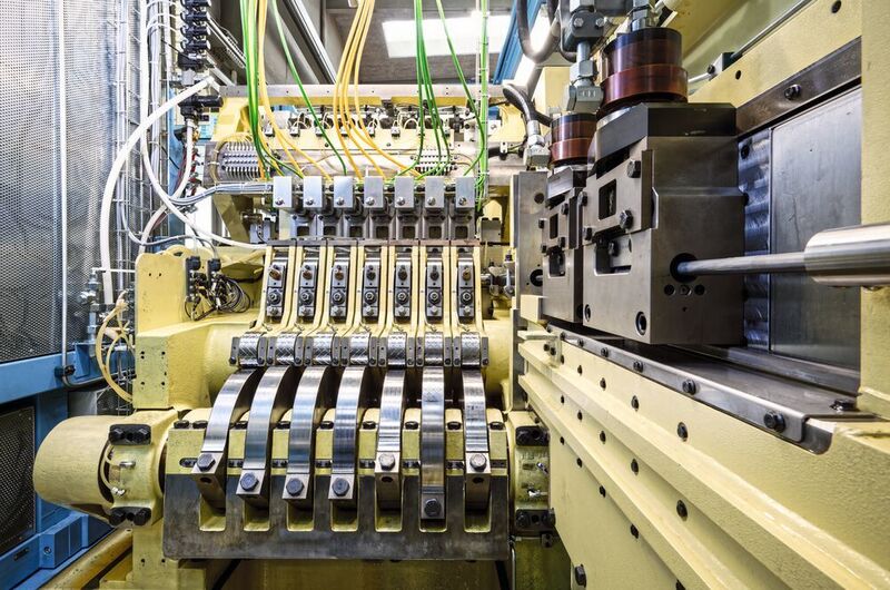 Der Draht – rechts im Bild – wird in die Kaltumformmaschine eingezogen und umgeformt. Neu setzt Hatebur dabei auf einen Direktantrieb von Siemens. (Siemens)