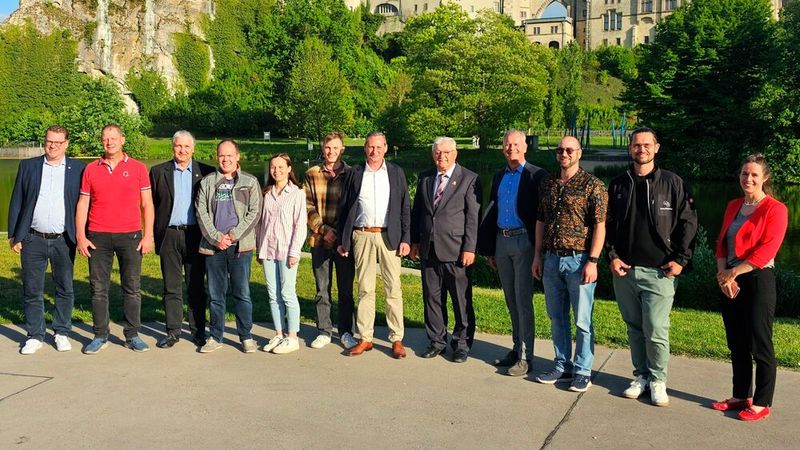 Der neu gewählten Vorstand der Kfz-Innung Sigmaringen mit Carsten Beuß, Hauptgeschäftsführer des Kfz-Gewerbes Baden Württemberg (l.) und Innungsgeschäftsführerin Patricia Baumann (r.) sowie Obermeister Michael Herre (7. v.l.) und Ehrenobermeister Siegmund Bauknecht (8.v.l.).(Bild:  Kfz-Innung Sigmaringen)