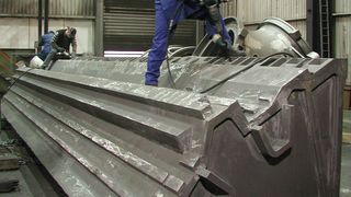 Das Meuselwitz-Guss-Portfolio umfasst Gussteile mit hoher Maßgenauigkeit und Oberflächengüte bis zu 80 t Stückgewicht, beispielsweise für den Werkzeugmaschinenbau ein Schrägbett mit Abmessungen von 11500 mm x 2270 mm x 1660 mm und einem Stückgewicht von 32.820 kg, Werkstoff: EN-GJL-250 nach DIN EN 1561, Auslieferungszustand: geputzt. (Bild: Meuselwitz Guss)