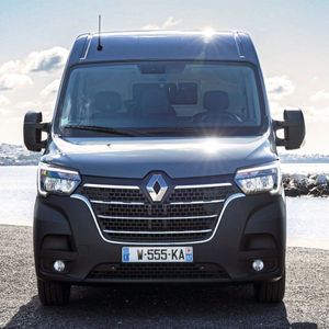 Äußerlich ist die Überarbeitung an den C-förmigen LED-Tagfahrlichtern und einem chromumrandeten Kühlergrill mit horizontalen Chromspangen zu erkennen.