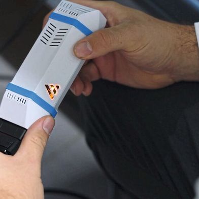 Beim Aviloo Flash-Test werden die Batteriedaten über einen OBD-Dongle ausgelesen, an die Aviloo-Cloud übertragen und ausgewertet. Das dauert nur wenige Minuten.  (Bild: Aviloo)