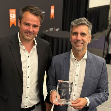 CEO und Mitgründer Dr. Hendrik Thamer (l.) und Dr.-Ing. Claudio Uriarte, ebenfalls Mitgründer und CTO von Cellumation, präsentieren stolz den RBR50 Robotics Innovation Award 2026. (Bild: Cellumation)