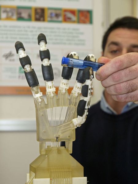 Das sicheres Greifen unterschiedlichster Objekte ist eine Herausforderung für Serviceroboter. Die Universität Bologna hat dafür eine antopomorphe Geifhand entwickelt.  (Bild: Schunk)