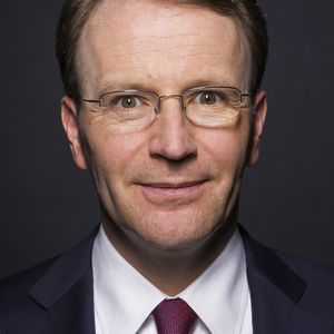 „Wir haben das bislang stärkste Auftaktquartal erreicht, auch ohne Berücksichtigung günstiger Wechselkurseffekte. Wir erwarten, dass sich die positive Geschäftsentwicklung in den kommenden Quartalen fortsetzt und erhöhen daher den Konzernergebnisausblick für das Gesamtjahr“, erklärt Dr. Ulf Mark Schneider, Vorstandsvorsitzender von Fresenius.