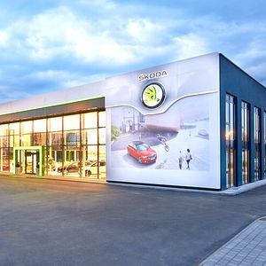 In Straubing hat Skoda Seubert mit einem großzügigen Neubau den Vertrieb der tschechischen Marke aufgenommen.