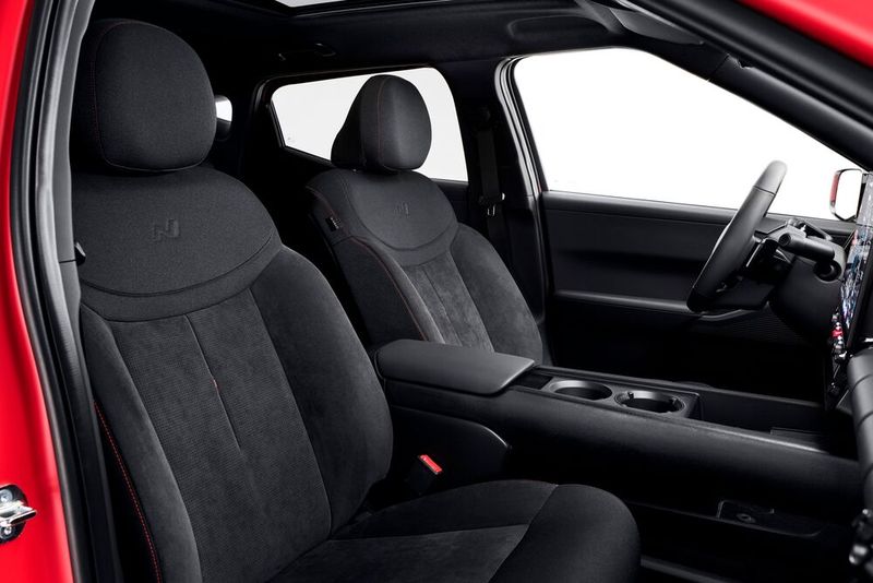 Die Lehnen der Relax-Sitze gleiten etwa während des Ladestopps auf Knopfdruck nach hinten. (Bild: Hyundai)