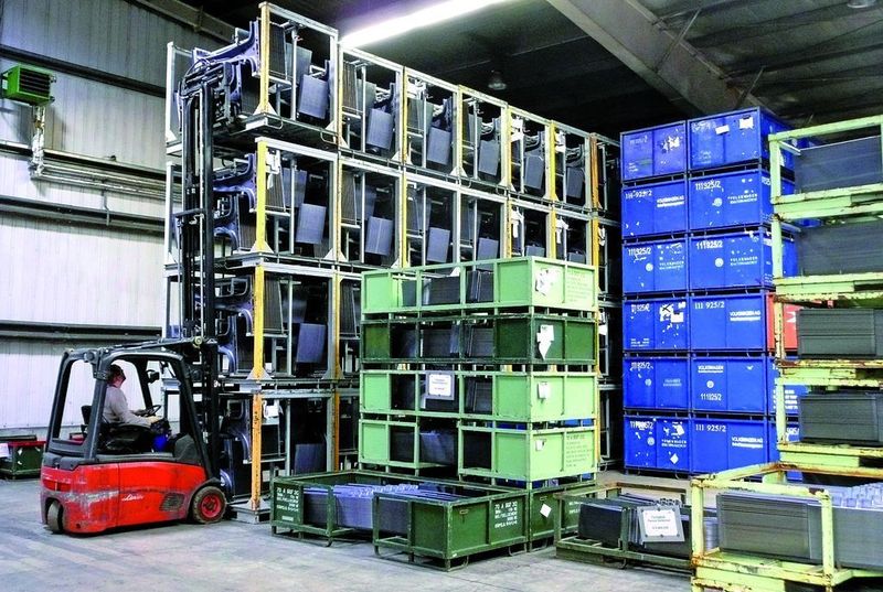 Die fertig beschnittenen Blechteile werden wohl geordnet und geschützt in entsprechend angepassten Gestellen transporiert. Täglich rollen zahlreiche Lastzüge bei Hujer in Lohfelden an um die wertvolle Fracht zum Kunden zu bringen. Bilder: Kuhn (Archiv: Vogel Business Media)