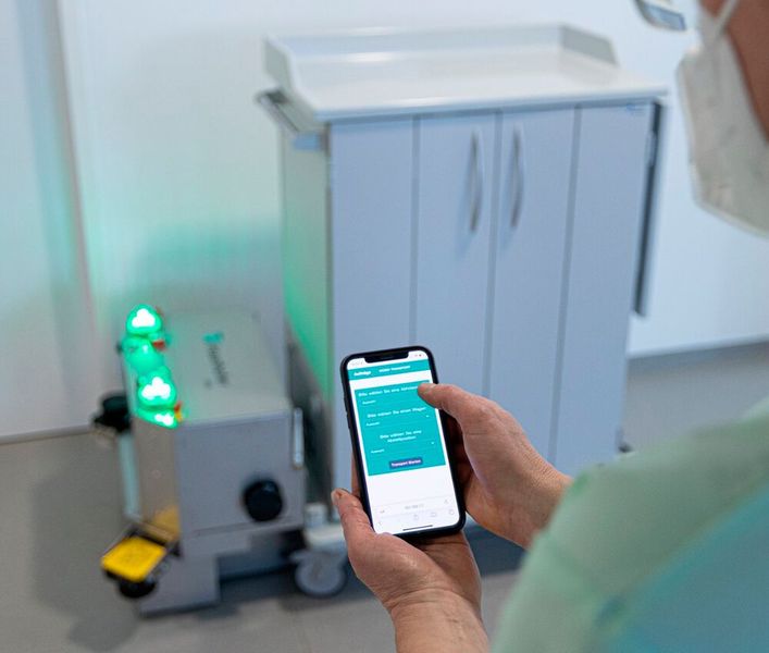 Folgt dem digitalen Ruf! Die Pflegekraft kann den neuen Transportroboter übrigens auch mit ihrem Smartphone an den gewünschten Einsatzort bestellen. (Bild: Fraunhofer IPA / R. Bez)