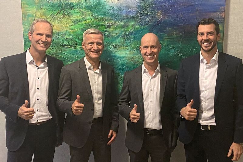 Übergabe geglückt (von links): Paul Ehrlich, Enders-Geschäftsführer Roland Simon, Peter Ehrlich und Peters Enders. (Enders)