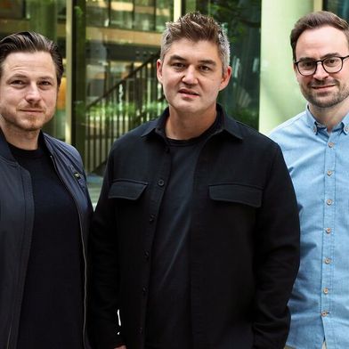 Die Goleasy-Geschäftsleitung hat sich neu aufgestellt: Neben den Gründern Thomas Schuler (l.) und Julian Melzig (r.) ist jetzt auch Robin Tschöpe (Mitte) an Bord.  (Bild: GoLeasy)