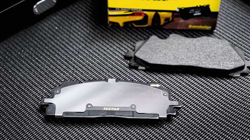 Neben abgestimmten Belagrezepturen helfen umfangreiche sogenannte Sekundärmaßnahmen, die Schwingungsübertragung vom Belag auf andere Komponenten zu dämpfen.  (Bild: Textar)