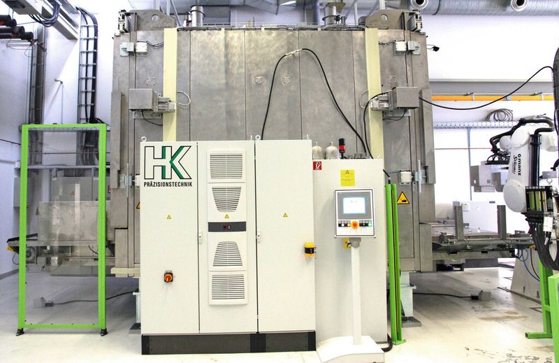 Im Umluftofen von HK Präzisionstechnik werden 3D-Teile ersmals durch zwei geregelte Kammern befördert und dabei schonend und gleichmäßig auf die nötige Prozesstemperatur erhitzt und durchwärmt. (Bild: HK)