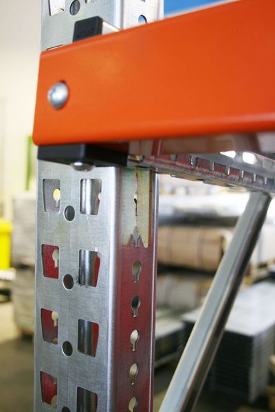 Die Schlüssellochung im Ständerprofil des Kommissionierregals Multiline L ermöglicht einen unkomplizierten Einbau der Durchlaufrahmen. Bild: Meta-Regalbau (Archiv: Vogel Business Media)