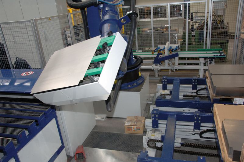 Ein KUKA-Roboter führt die geschnittenen und gelochten Bleche zu. (Bild: Schröder)