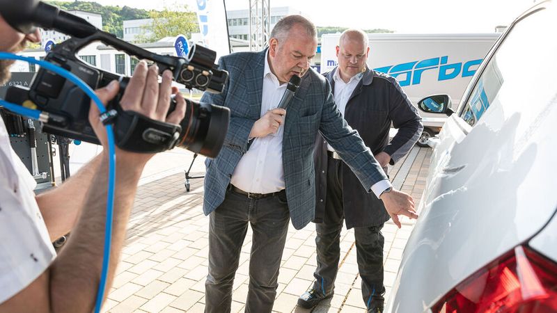 „Da musst Du morgen noch mal ran!“ Am Ende des ersten Veranstaltungstages hätte nicht jeder geglaubt, das Ralf Rathmann mit seiner Reparatur fertig werden würde.  (Bild: Stefan Bausewein)