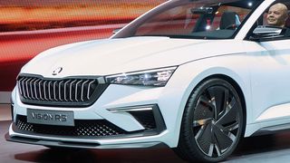 Skoda zeigt auf dem Pariser Salon die Studie „Vision RS“. Sie soll der seriennahe Vorgriff auf den Nachfolger des Rapid sein, der bis Sommer 2019 auf den Markt kommen soll. (Bild: Skoda)