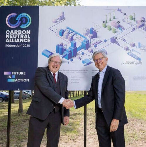 Brandenburg’s Minister of Economy, Prof. Jörg Steinbach; and Fernando A. Gonzalez, CEO of Cemex, during the Carbon Neutral Alliance inauguration ceremony.(Source:  Cemex)