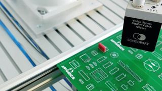 Ein Roboter bestückt selbst sensible Bauteile. Möglich macht dies ein Vision-Sensors der Reihe Visor von Sensopart und ein Kraft-Momenten-Sensors im Greifer. (Artiminds Robotics)