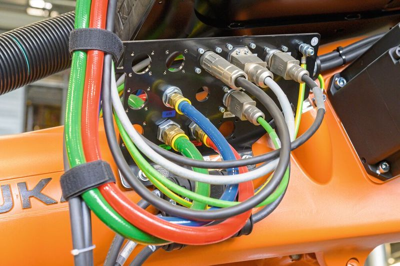 Close-up of the connection solutions of the DC test facility at the BMW plant in Dingolfing. (Image:Lapp)