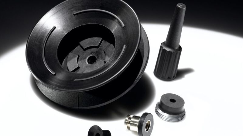 Die Strähle Gummiformtechnik GmbH steht seit über 50 Jahren für hochwertige Elastomer- und Gummiverbundteile. Ein breites Leistungsspektrum für Industriezweige wie Automotive, Maschinenbau, Elektrotechnik und weitere spezialisierte Branchen zeigt das Unternehmen erstmals auf der Z. Der Werkzeugbau in Zusammenarbeit mit erfahrenen Partnern gewährleistet höchste Präzision und Langlebigkeit der Werkzeuge. Jedes Werkzeug ist individuell auf die Anforderungen des Bauteils angepasst. In der Fertigung setzt man auf moderne Verfahren wie Compression-, Injection- und Transfer-Molding, was sowohl bei Klein- als auch bei Großserien eine flexible und kosteneffiziente Produktion ermöglicht. (Bild: Strähle Gummiformtechnik GmbH)