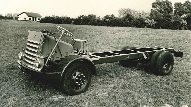 1949 begann DAF neben der Anhängerfertigung auch mit dem Bau eigener Lastwagen, die zunächst lange Zeit mit Dieselmotoren des britischen Herstellers Leyland ausgestattet wurden.  (Bild: DAF)