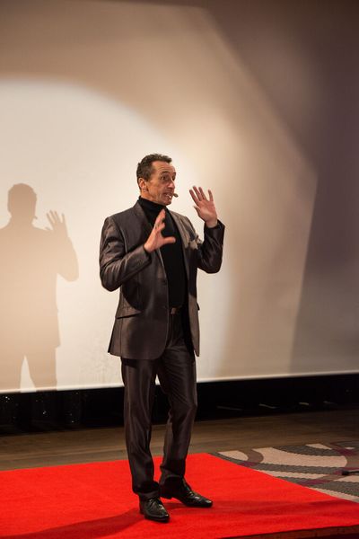 Im späteren Verlauf des Abends machte Andy Häussler seinem Namen als selbsternannter Enterbrainer alle Ehre, indem er zunächst seine Schnellrechenkünste präsentierte. (Bild: Dominik Sauer / VIT)