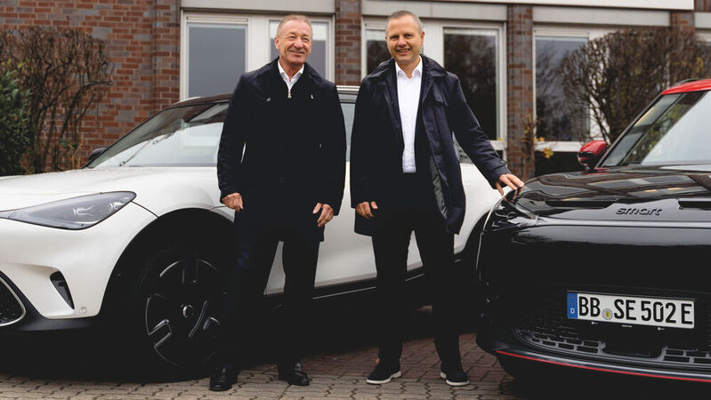 Carsten Rösel, Geschäftsführer von ALD Automotive (l.), und Smart-Deutschland-CEO Wolfgang Ufer vor dem Smart #1.