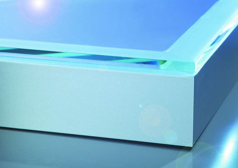 2 Für einen perfekten optischen Eindruck und eine unsichtbare Verklebung muss die Klebstoffraupe mit dem Rand der Aluleiste abschließen. (Archiv: Vogel Business Media)