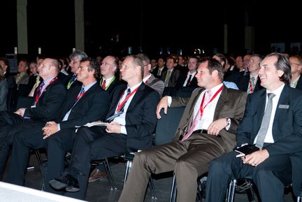 ...in der ersten Reihe die Cisco-Führungsriege um Michael Ganser. (Archiv: Vogel Business Media)