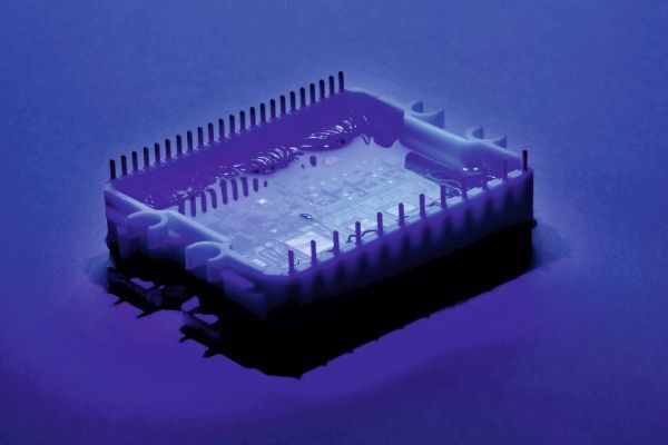 Bild 4: Eine mit SEMICOSIL UV vergossene Leistungselektronik-Komponente. (Bild: Wacker Chemie AG)