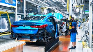 Fahrzeugteile sind oder werden wieder besser verfügbar, aber die Nachfrage durch Kunden geht zurück. Das dürfte die Autohersteller nach Einschätzung der Unternehmensberatung Bain unter Druck setzen. (Bild: BMW)