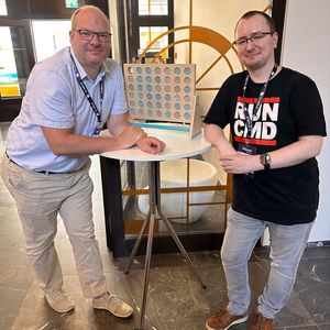 (l.) Dirk Martensen (SYSMA) unterhält sich lieber mit einem "Elovader" Eugen Genrich unter vier Augen.(Bild:  Vogel IT-Medien)