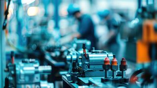 Produktionsumgebungen sind geprägt von unterschiedlichen Maschinen, Systemen und Schnittstellen. Daten liegen häufig verteilt vor und lassen sich nur mit Aufwand zusammenführen.  (Bild: © azka/stock.adobe.com - generiert mit KI)