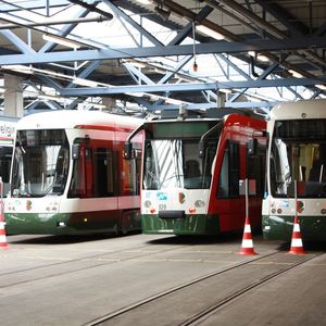 Im Augsburger Straßenbahn-Depot - welche Bahn ist es wohl?