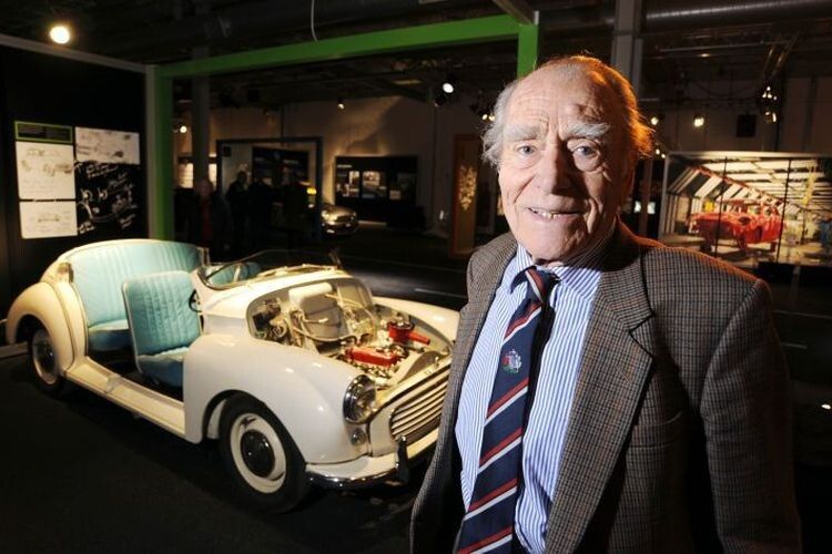 Eric Lord, der am 28. März 2013 seinen 93. Geburtstag feierte, trat dem Werk 1940 im Alter von 20 Jahren bei und blieb ihm bis zu seiner Pensionierung im Jahr 1979 treu. Eric Lord hat somit glatte 20 Jahre Mini – 1959 war das Gründungsjahr der Marke – aktiv miterlebt. (Foto: BMW Group)