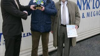 Die NYK-Mirarbeiter Dennis Dannfeld (links) und Jürgen Koppelmann (rechts) bei der Umweltpreisverleihung an CMR-Gechäftsführer Kai Tiedemann. (Bild: NYK)