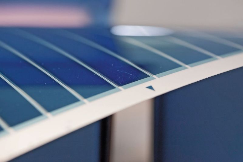 Die Lösung des Energieproblems? Das flexible organische Photovoltaikmodul auf PET-Folie aus dem Labor der Heliatek GmbH.  (Bild: Deutscher Zukunftspreis, Ansgar Pudenz)