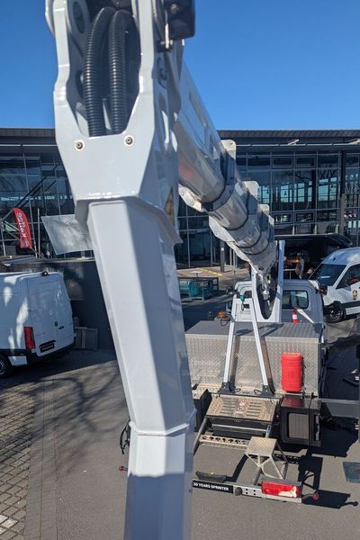 Wir fuhren 26 Meter in die Höhe, packten die Kamera ganz oben aber lieber nicht aus.  (Bild: Simon – VCG)