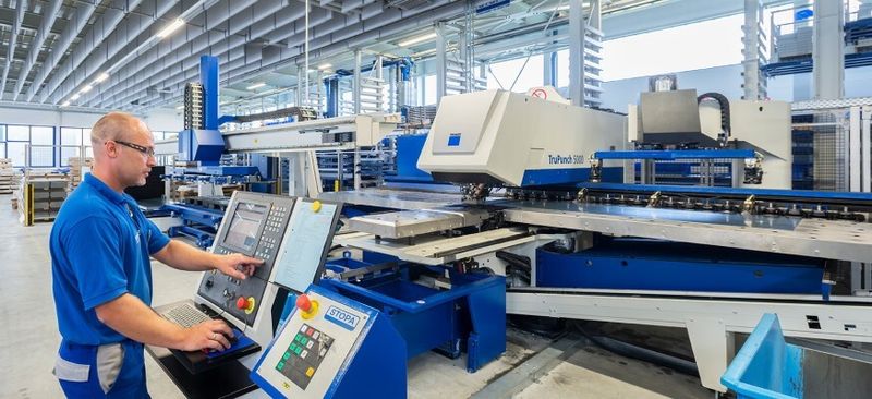 Die Errichtung des neuen Blechbearbeitungswerks mit vollautomatischen Stanzmaschinen ist die bisher größte Einzelinvestition in der Unternehmensgeschichte. Frizlen kann damit noch flexibler auf Kundenwünsche eingehen. (Bild: Frizlen)