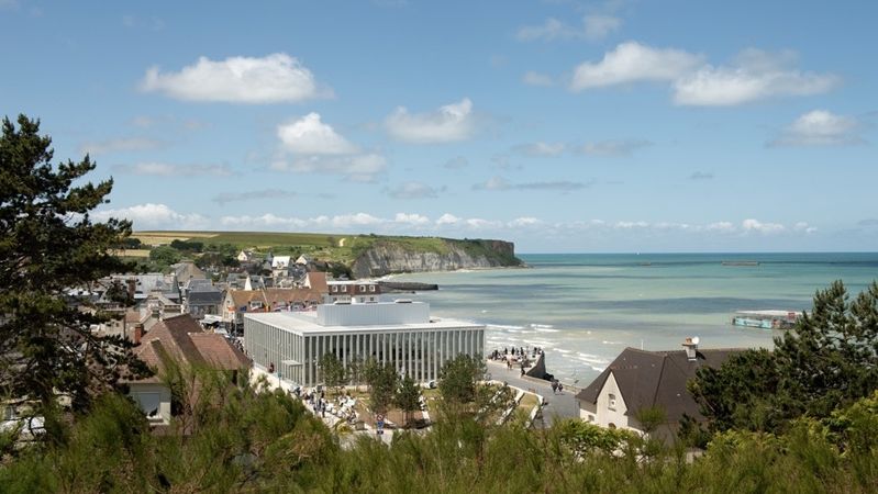 Am historischen Landungsort von Arromanches-les-Bains ersetzt der Neubau des Musée du Débarquement den Ursprungsbau aus den 1950er-Jahren. (Bild:  Antoine Cardi)