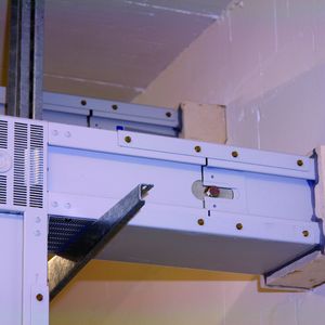 Schienenverteiler-Systeme Sivacon 8PS von Siemens ermöglichen eine einfache und wirkungsvolle Brandabschottung, wie das Beispiel einer Schiene vom Siemens-Typ LD zeigt.