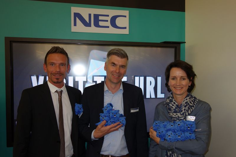 Biberalarm bei NEC (v. l.): Oliver Weiß, Ingram Micro, Ralf Brokinkel und Katja Neumann, NEC (Bild: IT-BUSINESS)